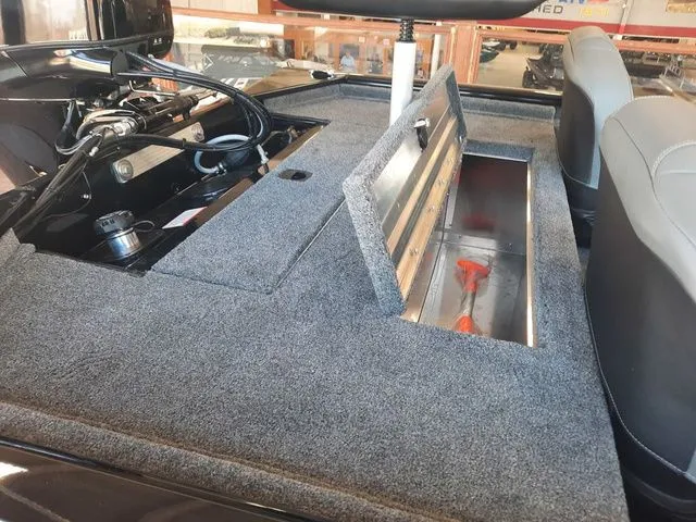 Slide: The Image of Tracker Pro 170 2026 - 13