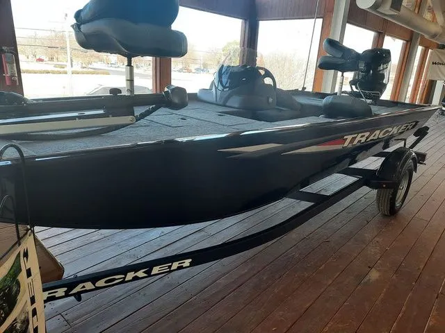 Slide: The Image of Tracker Pro 170 2026 - 25