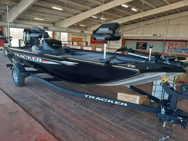 Slide: The Image of Tracker Pro 170 2026 - 27