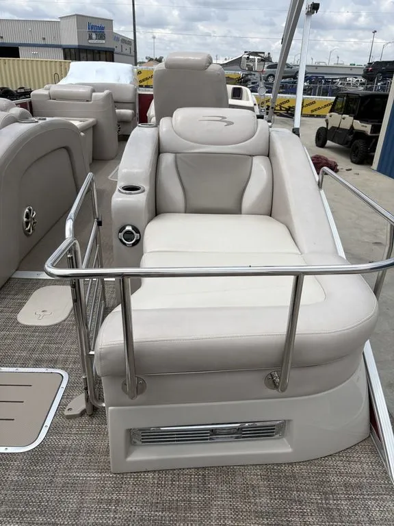 Slide: The Image of Bennington 2375 RCW w/ 250hp VMAX SHO Yamaha 2014 - 11