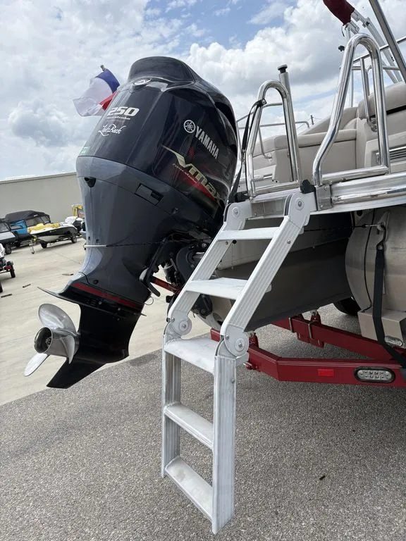 Slide: The Image of Bennington 2375 RCW w/ 250hp VMAX SHO Yamaha 2014 - 9