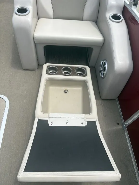 Slide: The Image of Bennington 2375 RCW w/ 250hp VMAX SHO Yamaha 2014 - 39