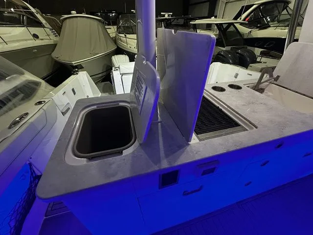 Slide: The Image of Regal 38 SAV 2023 - 11