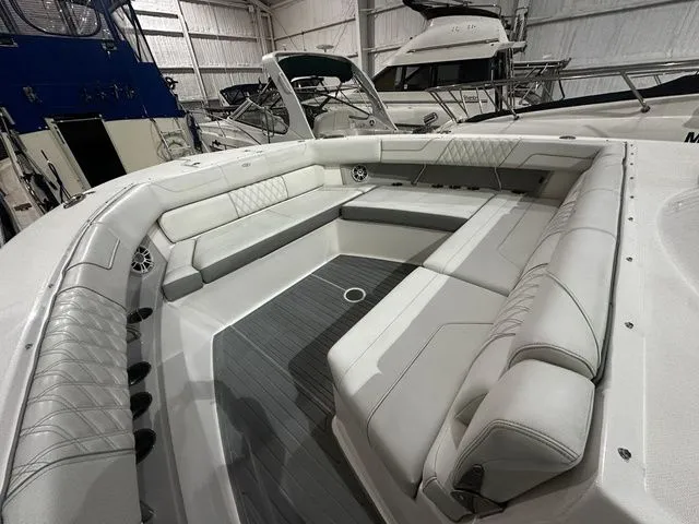 Slide: The Image of Regal 38 SAV 2023 - 25