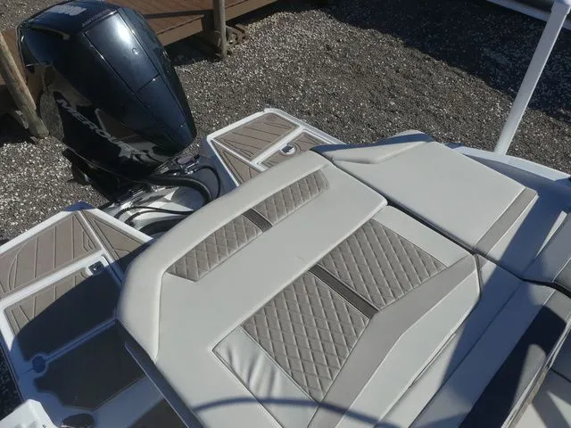 Slide: The Image of Monterey 215SS Super Sport 2023 - 24