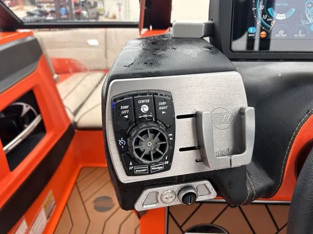 Slide: The Image of Malibu Wakesetter 22 MXZ 2018 - 23