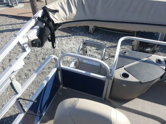 Slide: The Image of Sun Tracker Bass Buggy 18 DLX 2023 - 15