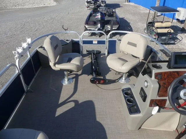 Slide: The Image of Sun Tracker Bass Buggy 18 DLX 2023 - 16