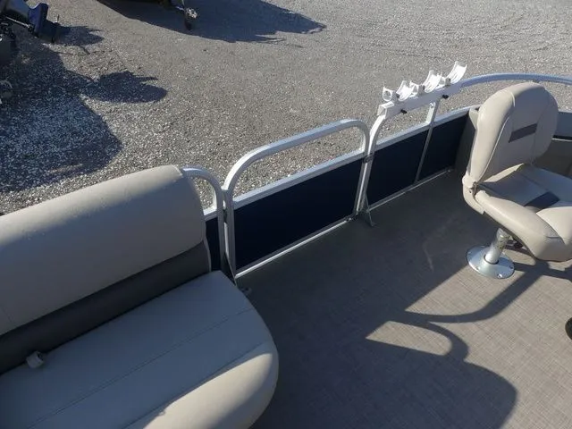 Slide: The Image of Sun Tracker Bass Buggy 18 DLX 2023 - 17