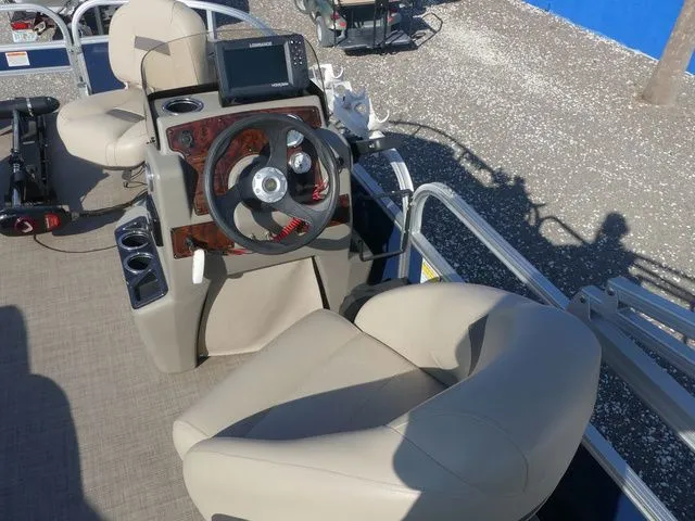 Slide: The Image of Sun Tracker Bass Buggy 18 DLX 2023 - 18