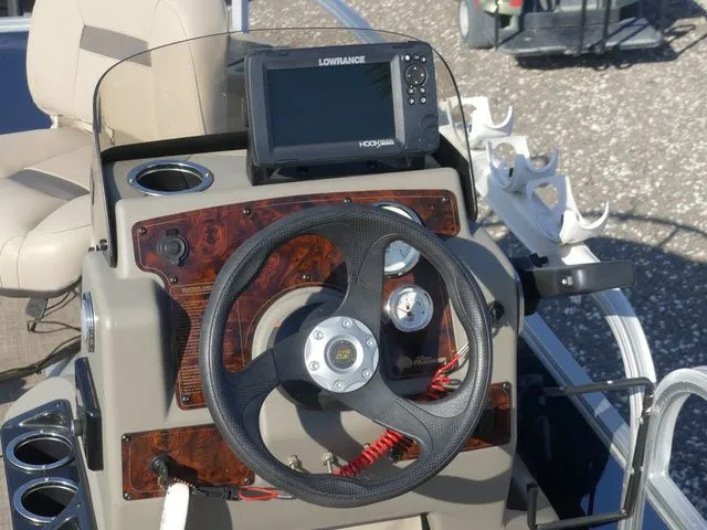 Slide: The Image of Sun Tracker Bass Buggy 18 DLX 2023 - 19