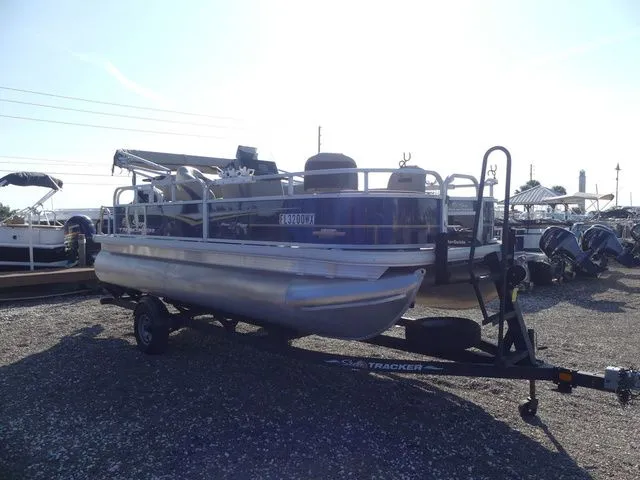 Slide: The Image of Sun Tracker Bass Buggy 18 DLX 2023 - 3