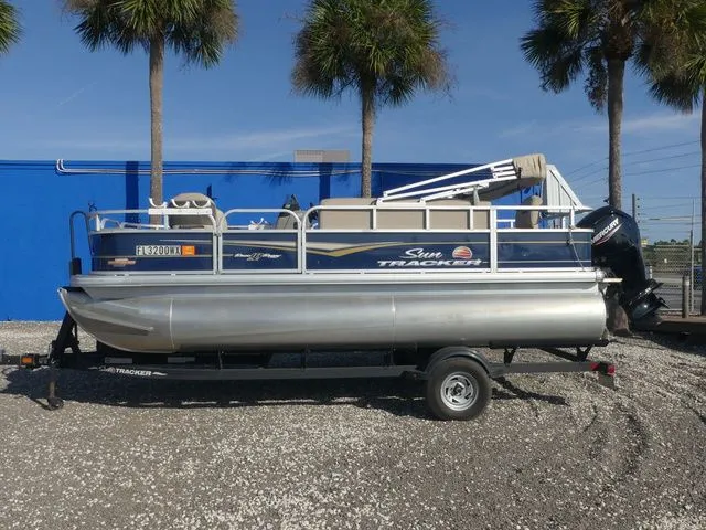 Slide: The Image of Sun Tracker Bass Buggy 18 DLX 2023 - 7