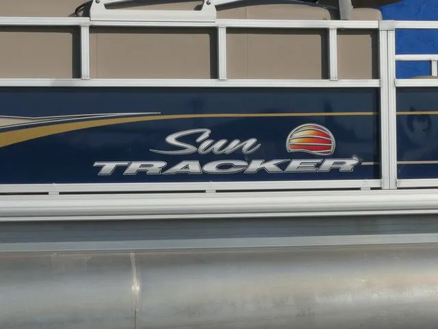 Slide: The Image of Sun Tracker Bass Buggy 18 DLX 2023 - 8