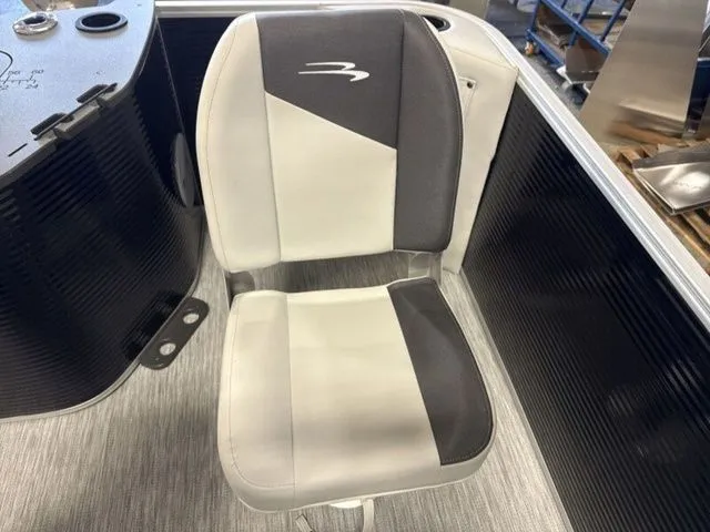 Slide: The Image of Bennington S-One Fish 22 SS Tritoon 2026 - 18