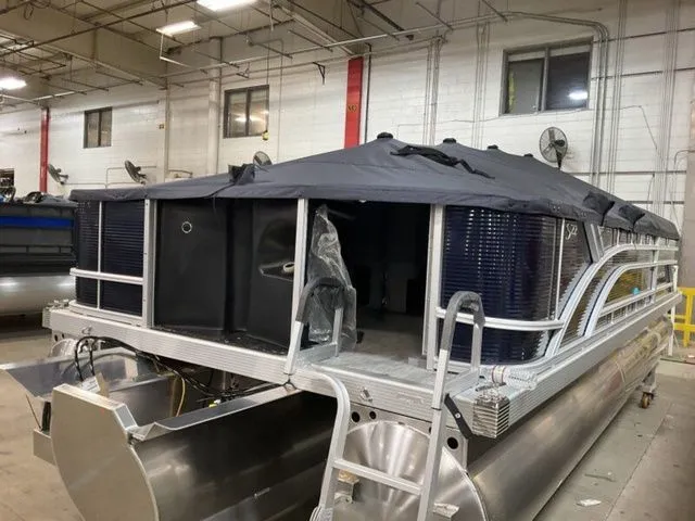 Slide: The Image of Bennington S-One Fish 22 SS Tritoon 2026 - 21