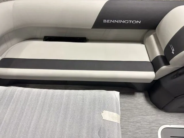 Slide: The Image of Bennington S-One Swingback 22 SSB Tritoon 2026 - 12