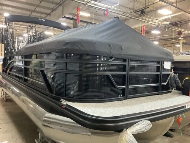 Slide: The Image of Bennington S-One Swingback 22 SSB Tritoon 2026 - 19