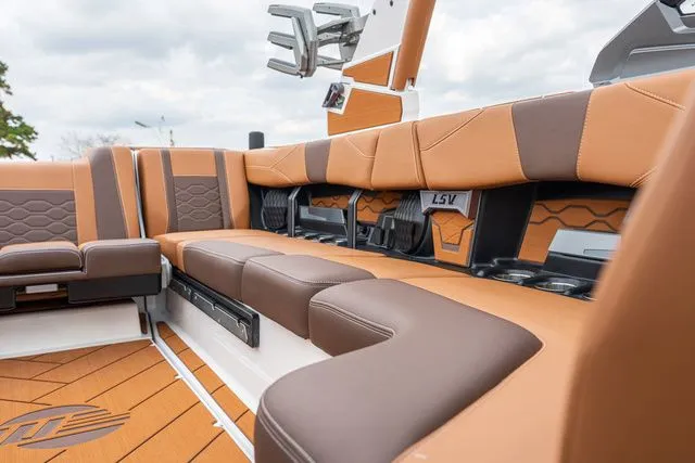 Slide: The Image of Malibu Wakesetter 23 LSV 2026 - 11