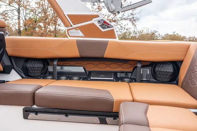 Slide: The Image of Malibu Wakesetter 23 LSV 2026 - 14