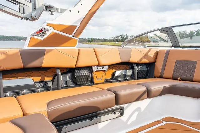 Slide: The Image of Malibu Wakesetter 23 LSV 2026 - 15