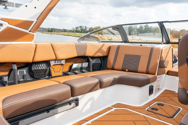 Slide: The Image of Malibu Wakesetter 23 LSV 2026 - 18