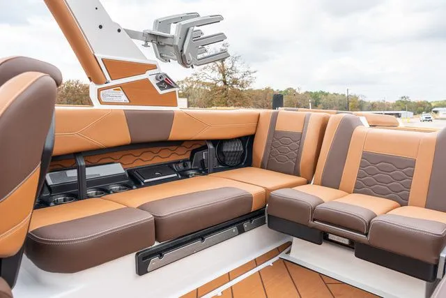 Slide: The Image of Malibu Wakesetter 23 LSV 2026 - 19