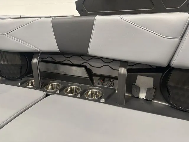 Slide: The Image of Malibu Wakesetter 23 LSV 2025 - 15