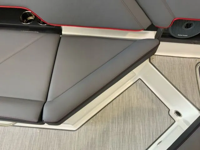 Slide: The Image of Cobalt R8 Surf 2026 - 19