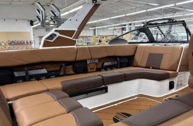 Slide: The Image of Malibu Wakesetter 23 LSV 2026 - 10