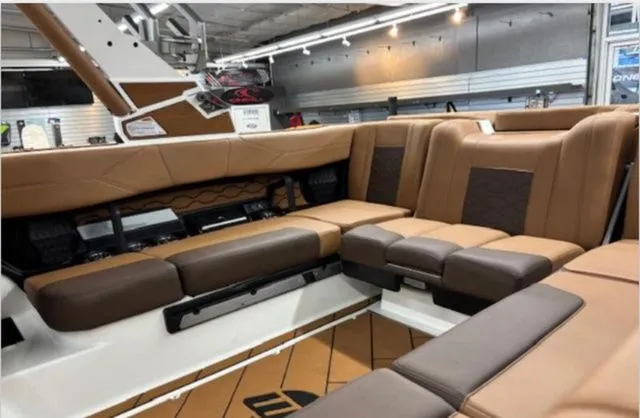 Slide: The Image of Malibu Wakesetter 23 LSV 2026 - 11