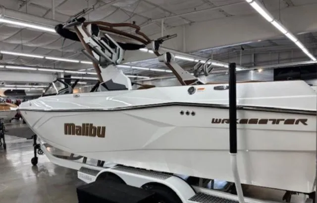 Slide: The Image of Malibu Wakesetter 23 LSV 2026 - 4