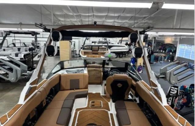 Slide: The Image of Malibu Wakesetter 23 LSV 2026 - 6