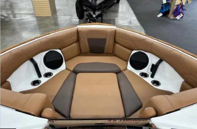 Slide: The Image of Malibu Wakesetter 23 LSV 2026 - 7