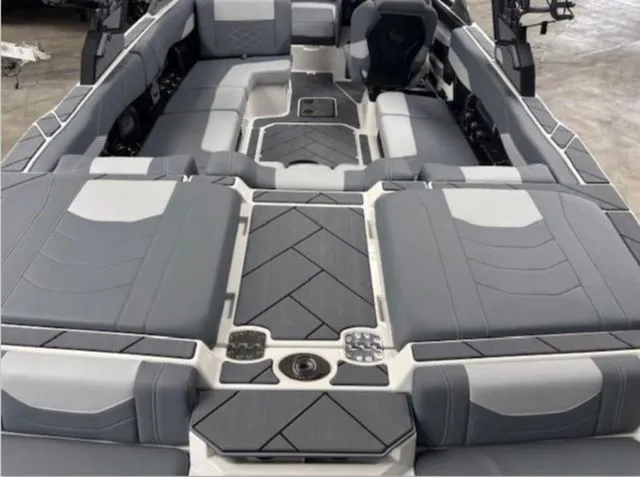Slide: The Image of Malibu Wakesetter 23 LSV 2026 - 10