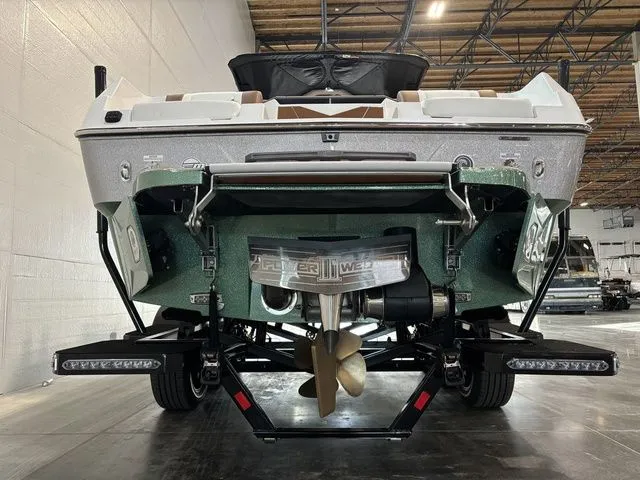 Slide: The Image of Malibu Wakesetter 25 LSV 2026 - 10