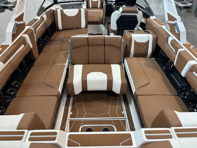 Slide: The Image of Malibu Wakesetter 25 LSV 2026 - 16