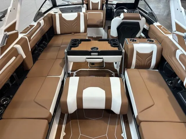 Slide: The Image of Malibu Wakesetter 25 LSV 2026 - 17