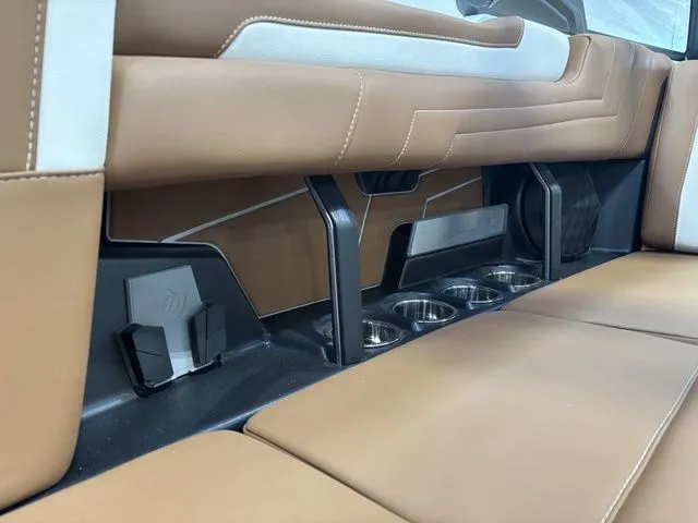 Slide: The Image of Malibu Wakesetter 25 LSV 2026 - 19