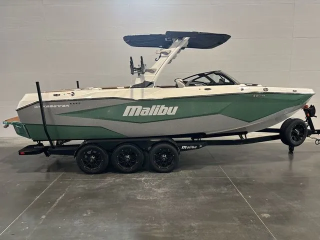 Slide: The Image of Malibu Wakesetter 25 LSV 2026 - 2