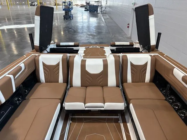 Slide: The Image of Malibu Wakesetter 25 LSV 2026 - 20