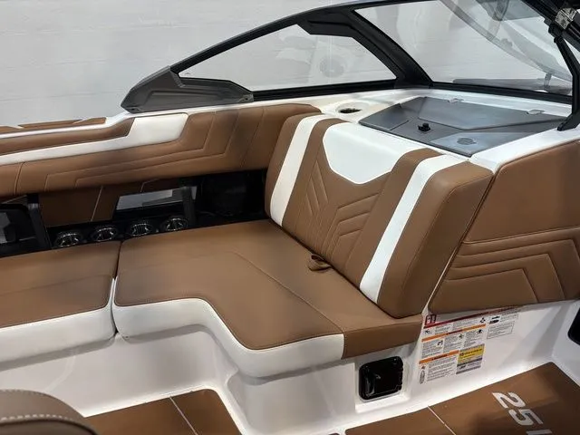 Slide: The Image of Malibu Wakesetter 25 LSV 2026 - 24