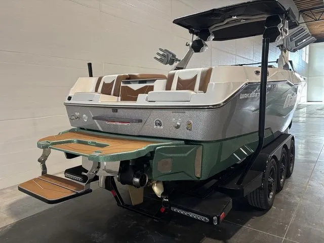 Slide: The Image of Malibu Wakesetter 25 LSV 2026 - 6