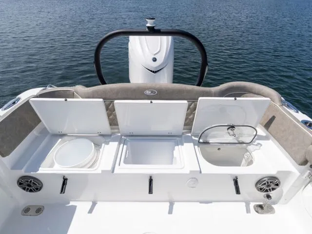 Slide: The Image of Sea Hunt Ultra 255 SE 2026 - 10