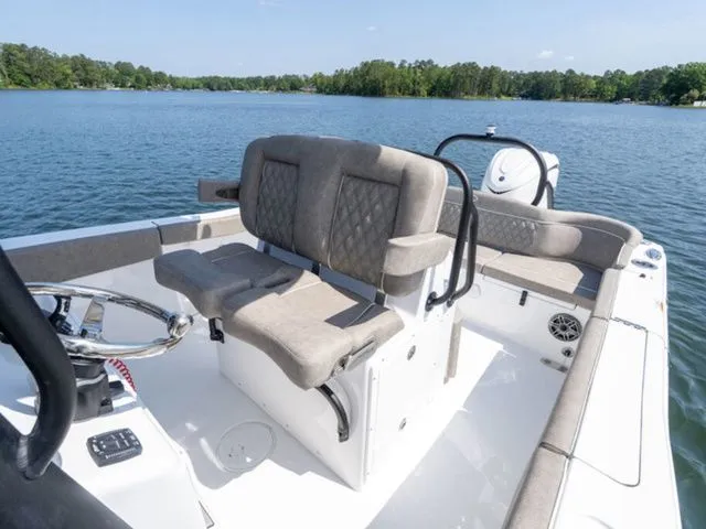 Slide: The Image of Sea Hunt Ultra 255 SE 2026 - 12