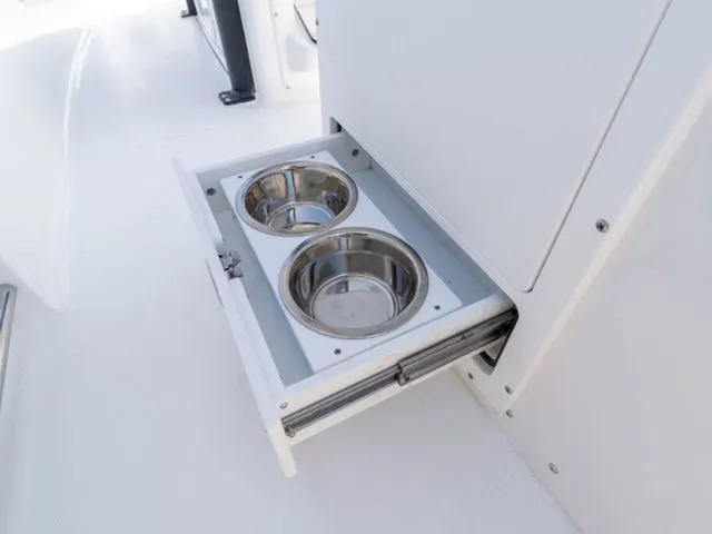 Slide: The Image of Sea Hunt Ultra 255 SE 2026 - 16