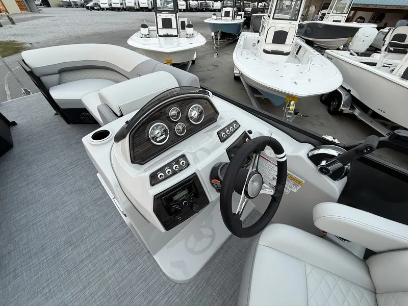 Slide: The Image of Lowe SS230 LWC00373G526 2026 - 5