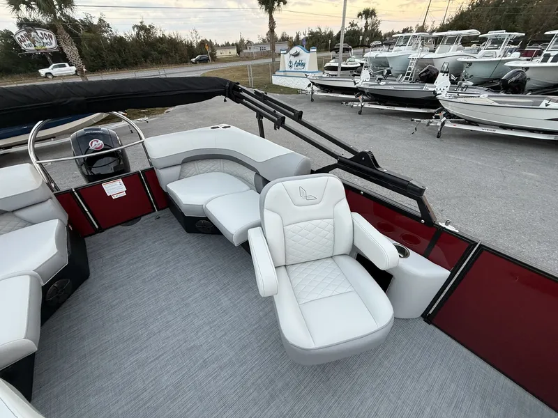 Slide: The Image of Lowe SS230 LWC00373G526 2026 - 8