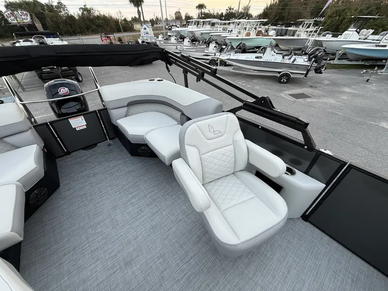 Slide: The Image of Lowe SS230 LWC00373G526 2026 - 6