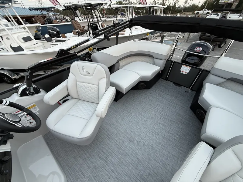 Slide: The Image of Lowe SS230 LWC00373G526 2026 - 7